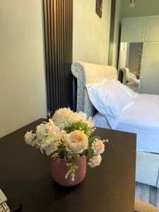 Ένα ή περισσότερα κρεβάτια σε δωμάτιο στο Laya Old Town Blue