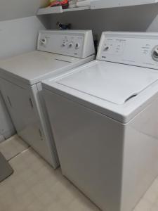 twee wasmachines en een wasmachine en droger in een keuken bij Markland Cottage Winery in Whitbourne