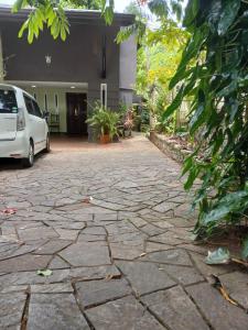 キャンディにあるStudio La Mancha your home away from homeの家の前に白い車が駐車されている石畳の私道 +7枚の写真