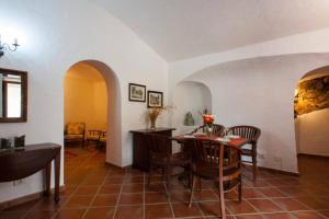 a kitchen and dining room with a table and chairs at Casa Rural Cueva del Pastor in Artenara