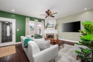 Televisyen dan/atau pusat hiburan di The Green Oasis Duplex 12 minutes away from JFK