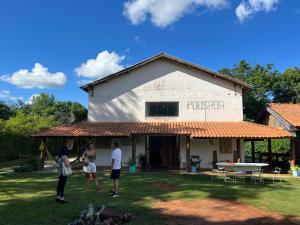un gruppo di persone in piedi fuori da un edificio di Pousada Campina do Monte Alegre a Campina do Monte Alegre Altre 4 foto