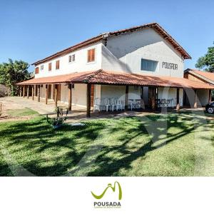 un'immagine di una casa con delle sedie davanti di Pousada Campina do Monte Alegre a Campina do Monte Alegre