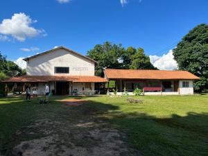 una casa con un prato davanti di Pousada Campina do Monte Alegre a Campina do Monte Alegre