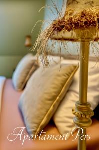 a close up of a bed with pillows and aafiasenalsenal at Apartament Pers - przytulny, klimatyzowany, z kominkiem i bezpłatnym parkingiem in Szczawno-Zdrój