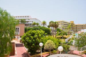 vistas a un parque con árboles y edificios en Apartment Playa Torviscas, en Adeje