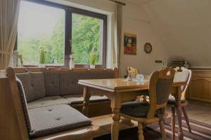 a living room with a table and a couch at Ferienwohnung Nordenau in Schmallenberg