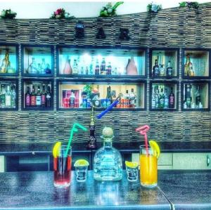 un bar con delle bevande sul bancone di Ambiance Hotel a Baku