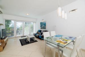 ein Wohnzimmer mit einem Glastisch und einer Couch in der Unterkunft Apartment Villa Sara in Dramalj