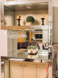 Una cocina o zona de cocina en Air Condo Urban Retreat 1BR w City View MOA