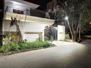 eine leere Straße vor einem Haus in der Nacht in der Unterkunft London lodges Guest House in Karatschi