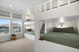 Кровать или кровати в номере The Fairway Retreat Private Pool & SpaSleeps 30 +90 фотографий