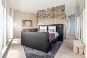 Un dormitorio con una cama grande y una pared. en BizStay Toren van Oud, en La Haya