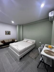 Una cama o camas en una habitación de Guesthouses 4U