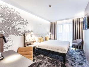une chambre d'hôtel avec un lit et un bureau dans l'établissement ibis Styles Lublin Stare Miasto, à Lublin 149 autres photos
