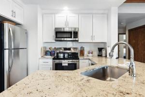 Dapur atau dapur kecil di Recently Updated Plaza Condo Condo