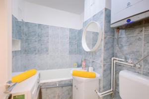 ブカレストにあるSouth Pearl Studioの洗面台、浴槽、鏡のあるバスルーム +7枚の写真