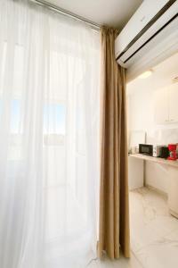 ブカレストにあるSouth Pearl Studioの窓付きの部屋のカーテン