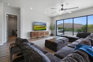 Гостиная зона в The Fairway Retreat Private Pool & SpaSleeps 30