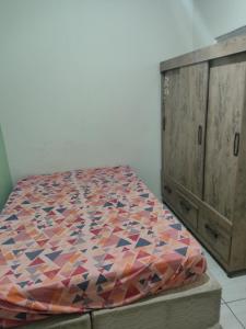a bedroom with a bed and a dresser at Recanto Alegre in Araguari