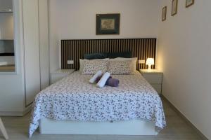 Un dormitorio con una cama grande con almohadas. en Sea Studio in La Cala de Mijas R, en Mijas Costa