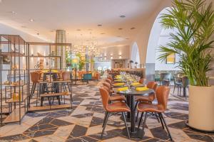a restaurant with tables and chairs in a room at Castrum Hotel Székesfehérvár in Székesfehérvár