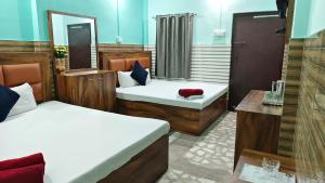 Una cama o camas en una habitación de Hotel Raj 10 fotos más