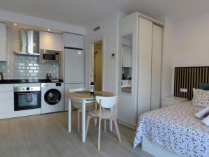 Una cocina y un dormitorio con una mesa y una cama. en Sea Studio in La Cala de Mijas R, en Mijas Costa 11 fotos más