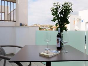 Una mesa con una botella de vino y dos copas. en Sea Studio in La Cala de Mijas R, en Mijas Costa