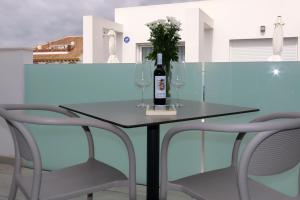 una mesa con dos sillas y una botella de vino en Sea Studio in La Cala de Mijas R, en Mijas Costa