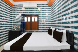 Postel nebo postele na pokoji v ubytování Hotel O New Taj