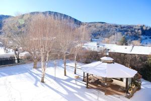 un belvédère dans la neige à côté d'un mur dans l'établissement Loue Appartement Neuf, à Err