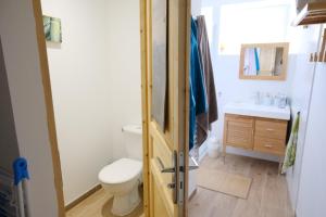 une salle de bains avec toilettes et lavabo dans l'établissement Loue Appartement Neuf, à Err 19 autres photos