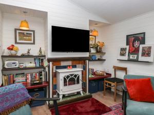 Televiisor ja/või meelelahutuskeskus majutusasutuses Moon Cottage