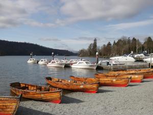 a group of boats parked on the shore of a lake at Moon Cottage in Troutbeck Bridge