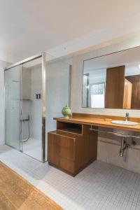 a bathroom with a sink and a mirror at Santa Barbara Vegueta in Triana