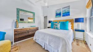 Ένα ή περισσότερα κρεβάτια σε δωμάτιο στο Seacrest West - Beach Bungalow +79 φωτογραφίες