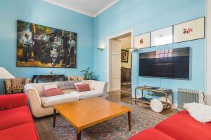 a living room with a couch and a flat screen tv at Santa Barbara Vegueta in Triana