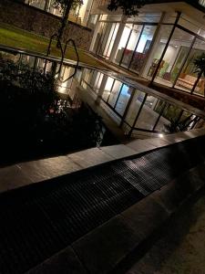 PannipitiyaにあるQueensbury Villaの夜の建物の前の空いているベンチ