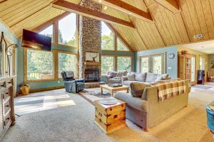 Χώρος καθιστικού στο 23 Mi to Mohican SP Group-Ready Lodge with Hot Tub