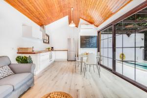 a living room with a couch and a table at Una Casa Canaria Moderna in Ingenio