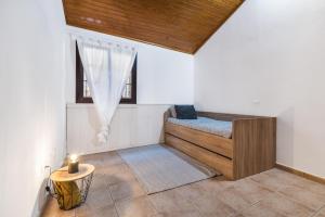 a small room with a bed and a window at Una Casa Canaria Moderna in Ingenio +31 photos