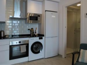 una cocina con lavadora y nevera en Sea One Bedroom in La Cala de Mijas, en La Cala de Mijas