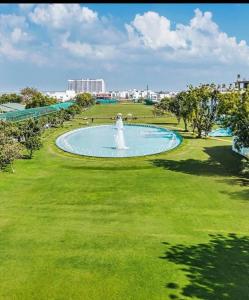 une fontaine au milieu d'un champ vert dans l'établissement Crest9, à Jāmb 10 autres photos