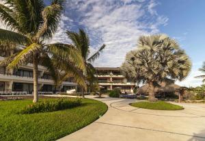 ein Resort mit Palmen und einem Gehweg in der Unterkunft El Secreto Residencial in Ixtapa-Zihuatanejo International