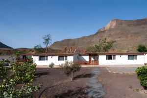 ArtedaraにあるTiny House In The Countryの山を背景にした白家