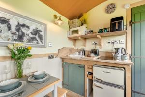 バセンスウェイトにある1 Bed in Keswick oc-f33118の青と緑のキャビネットとカウンターのあるキッチン