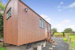 バセンスウェイトにある1 Bed in Keswick oc-f33118のベンチの上に置かれた小さな家