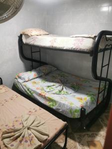 Giường trong phòng chung tại Casa Acaritama 1
