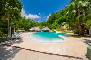 ein Pool im Resort in der Unterkunft HOTEL BIULÚ in Santa Cruz Huatulco
